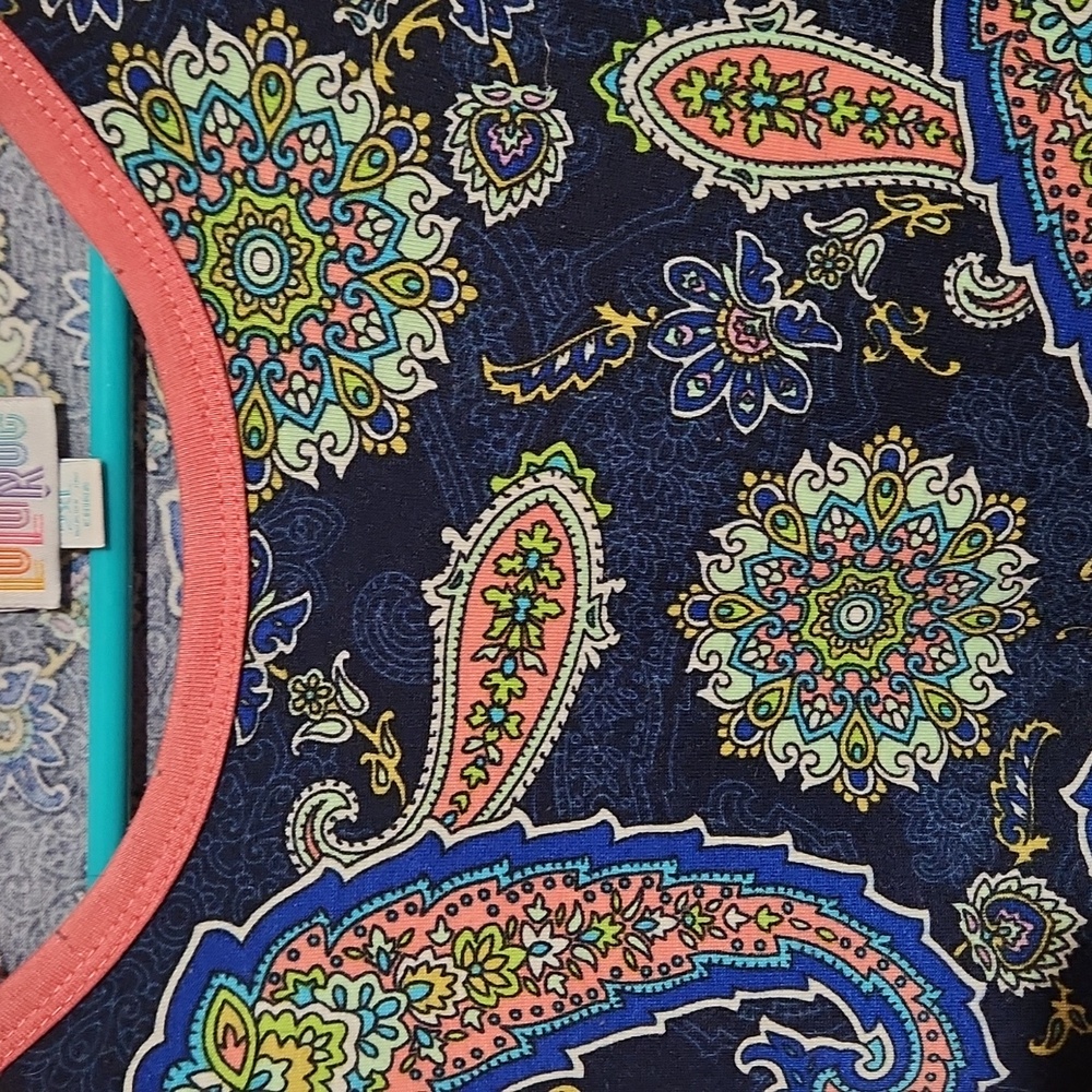 LuLaRoe Multicolor Paisley Raglan Top RANDY - Picture 4 of 4